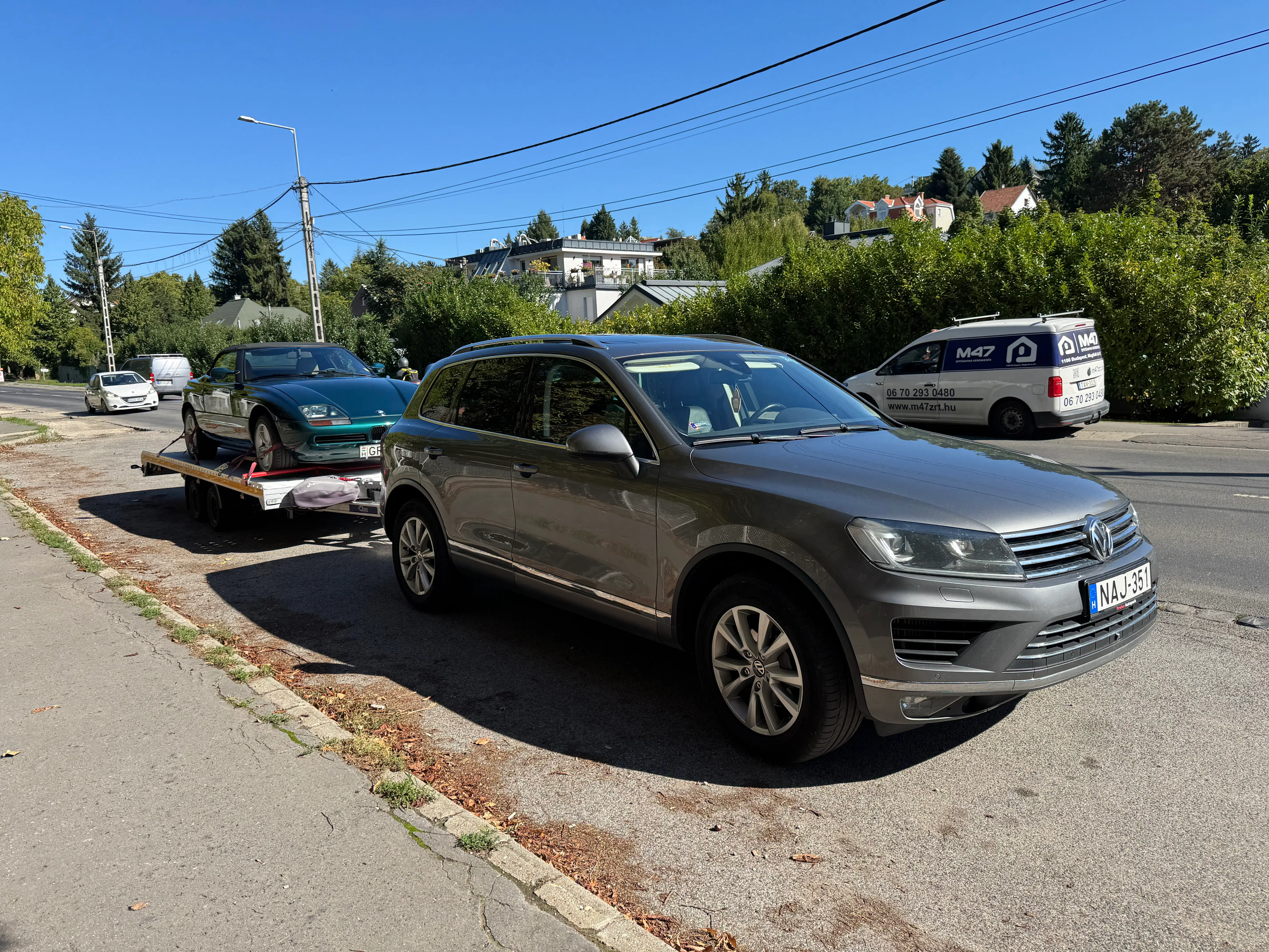 Autószállító jármű Solymár környékén, készen áll a biztonságos gépjárműszállításra.