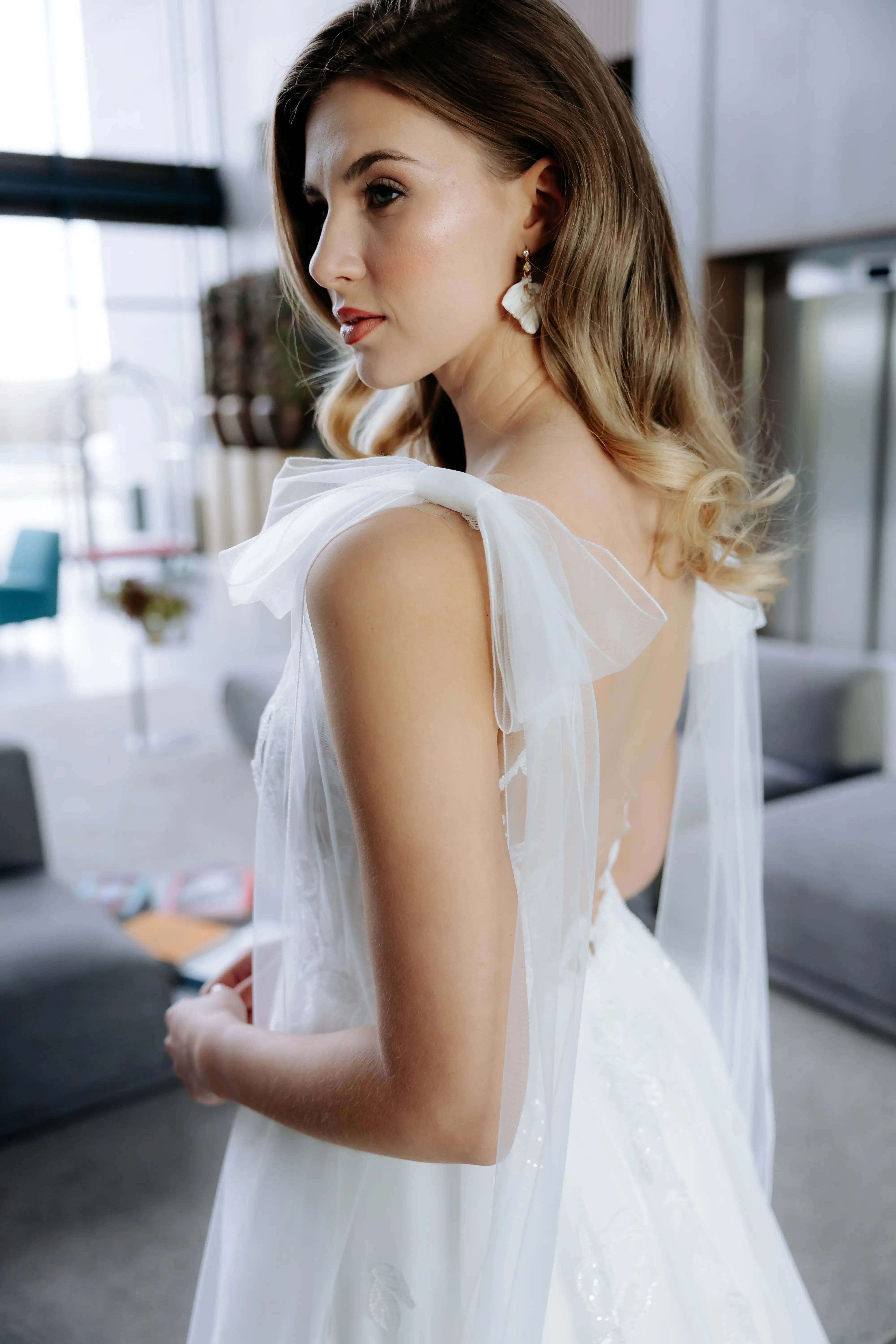 Női menyasszonyi ruha próbája, ahol a leendő menyasszony egy elegáns esküvői ruhát próbál fel a próbafülkében