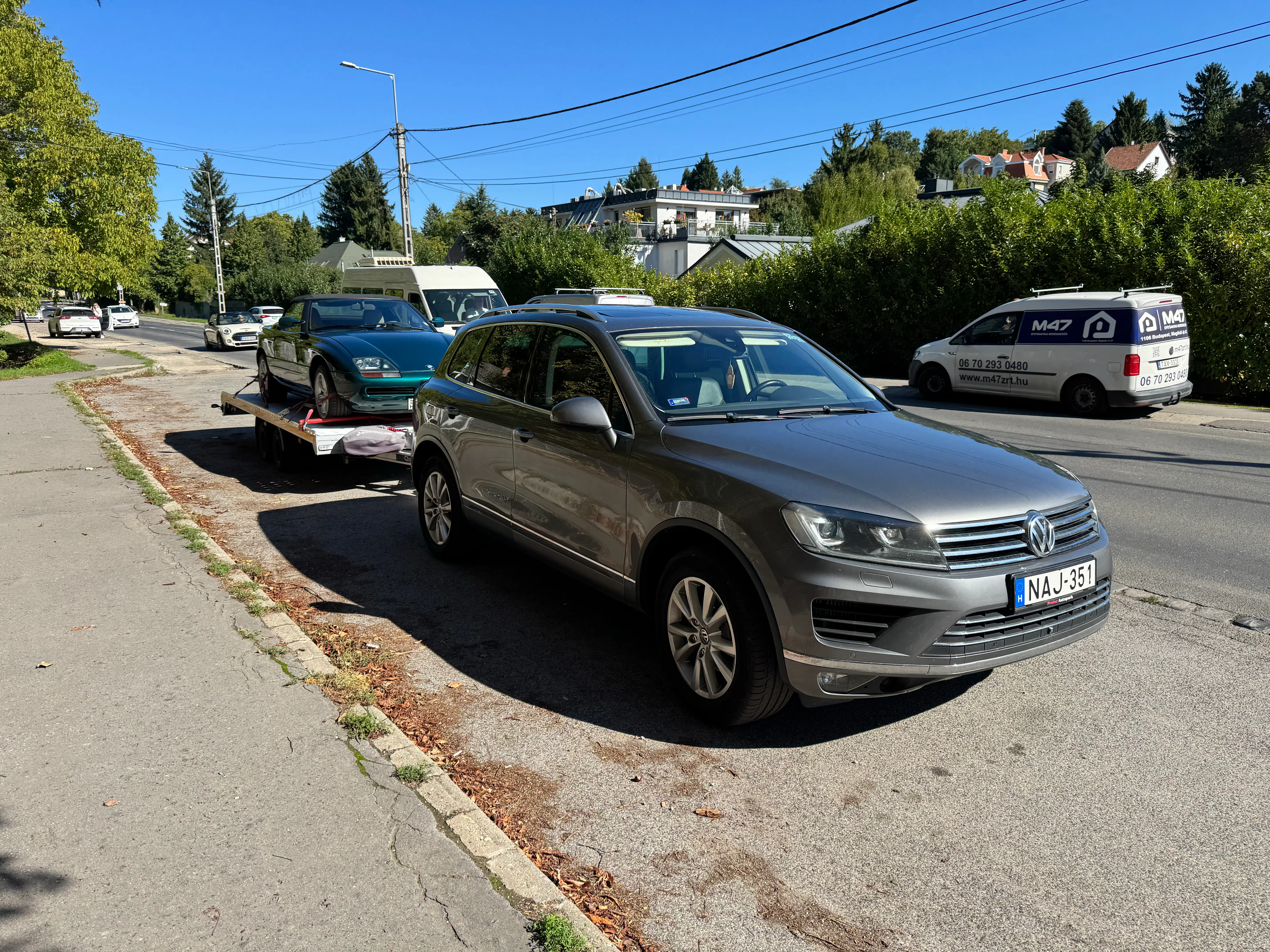 Autószállító jármű parkol Solymár utcáin, készen állva autók biztonságos szállítására.