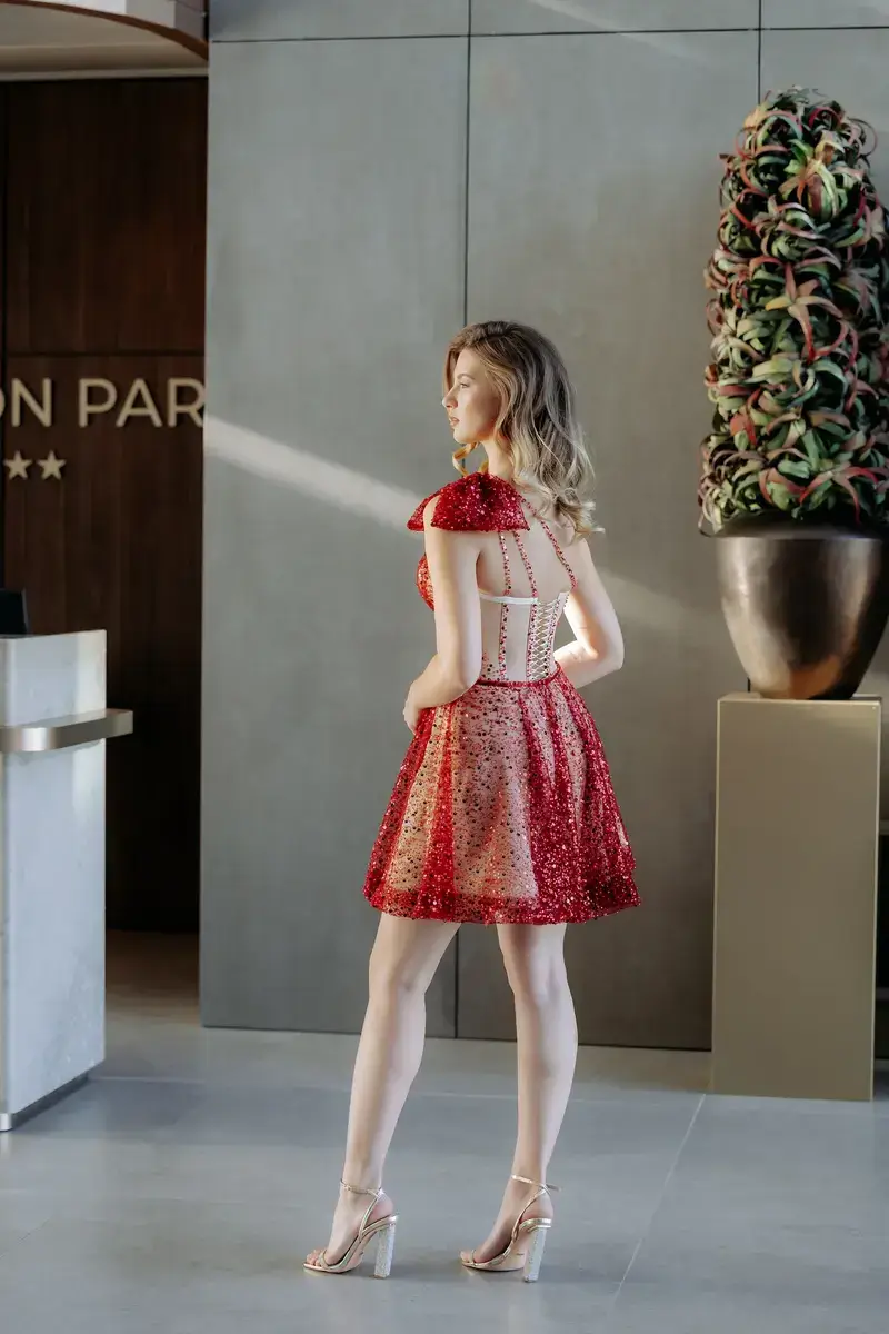 Egy kézzel készített, elegáns alkalmi ruha részletes szabásmintával és varrással a műhelyben