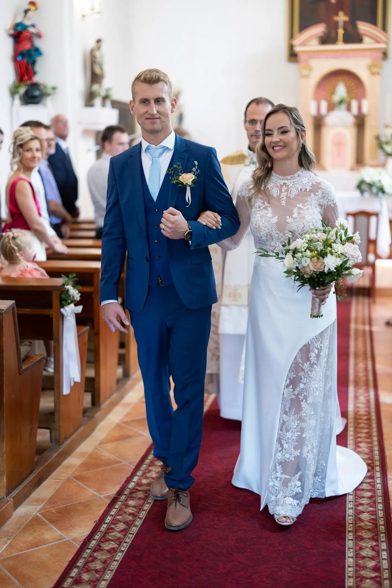 Elegáns menyasszonyi ruhák kiállítása egy stílusos szalonban, részletesen bemutatva a különböző fazonokat és anyagokat