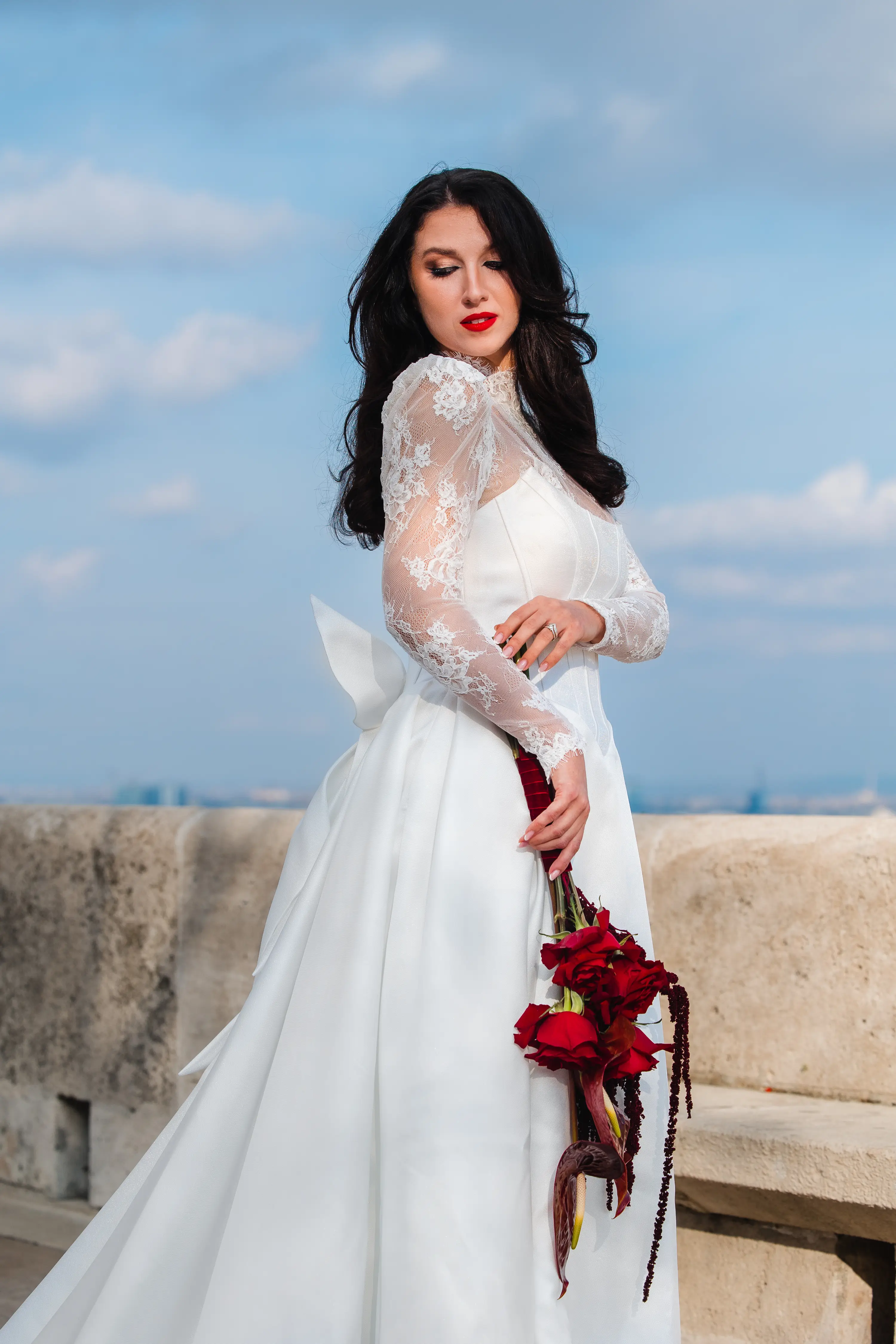 Egy elegáns menyasszonyi ruha részletei, finom csipke és selyem anyagok, romantikus hangulatban.