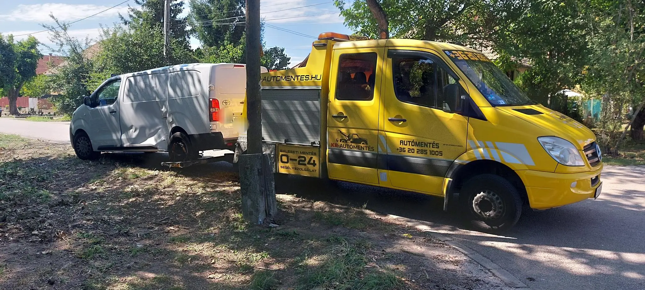Autómentő szolgálat Solymár közelében egy lerobbant jármű mellett készenlétben.