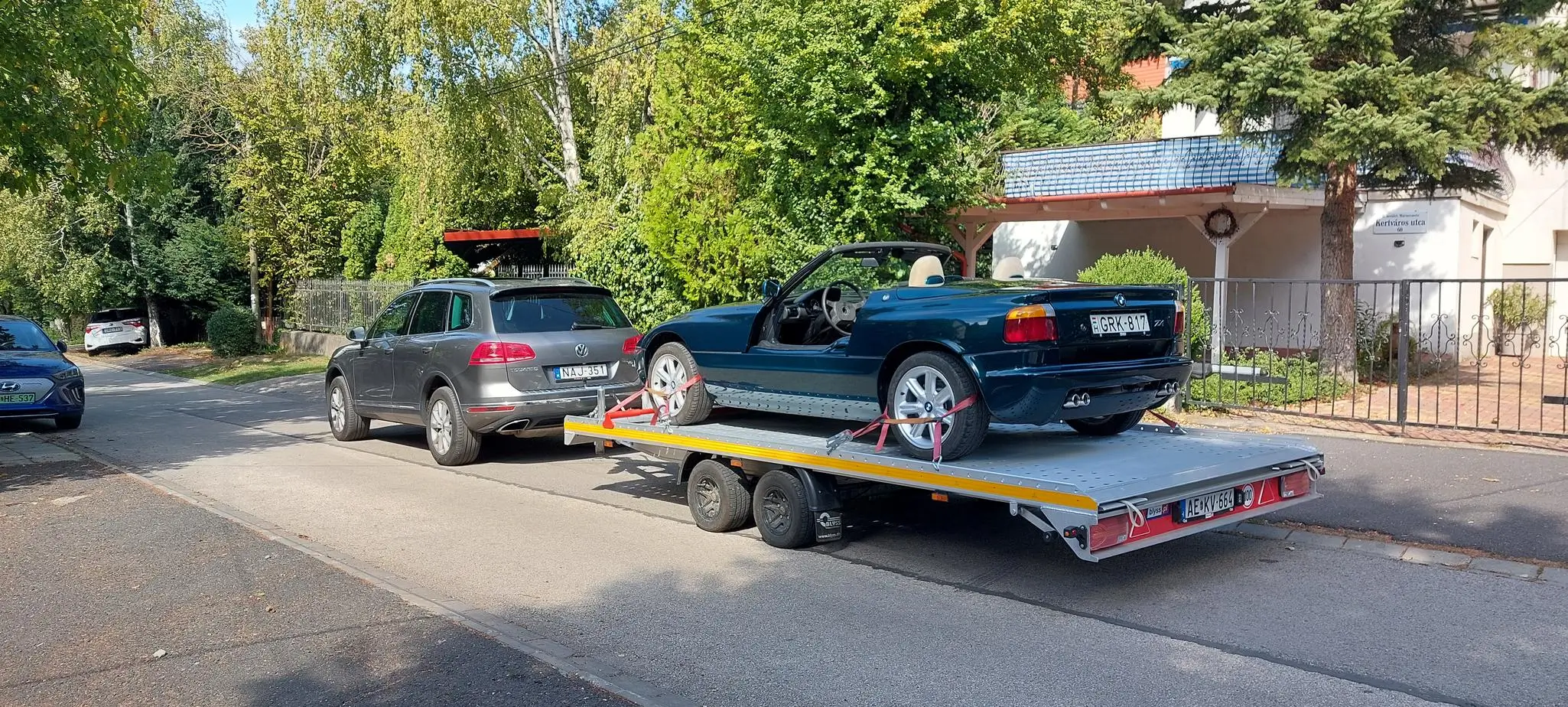 Autószállító jármű parkol Solymár utcájában, készen állva autók szállítására és biztonságos kezelésére.