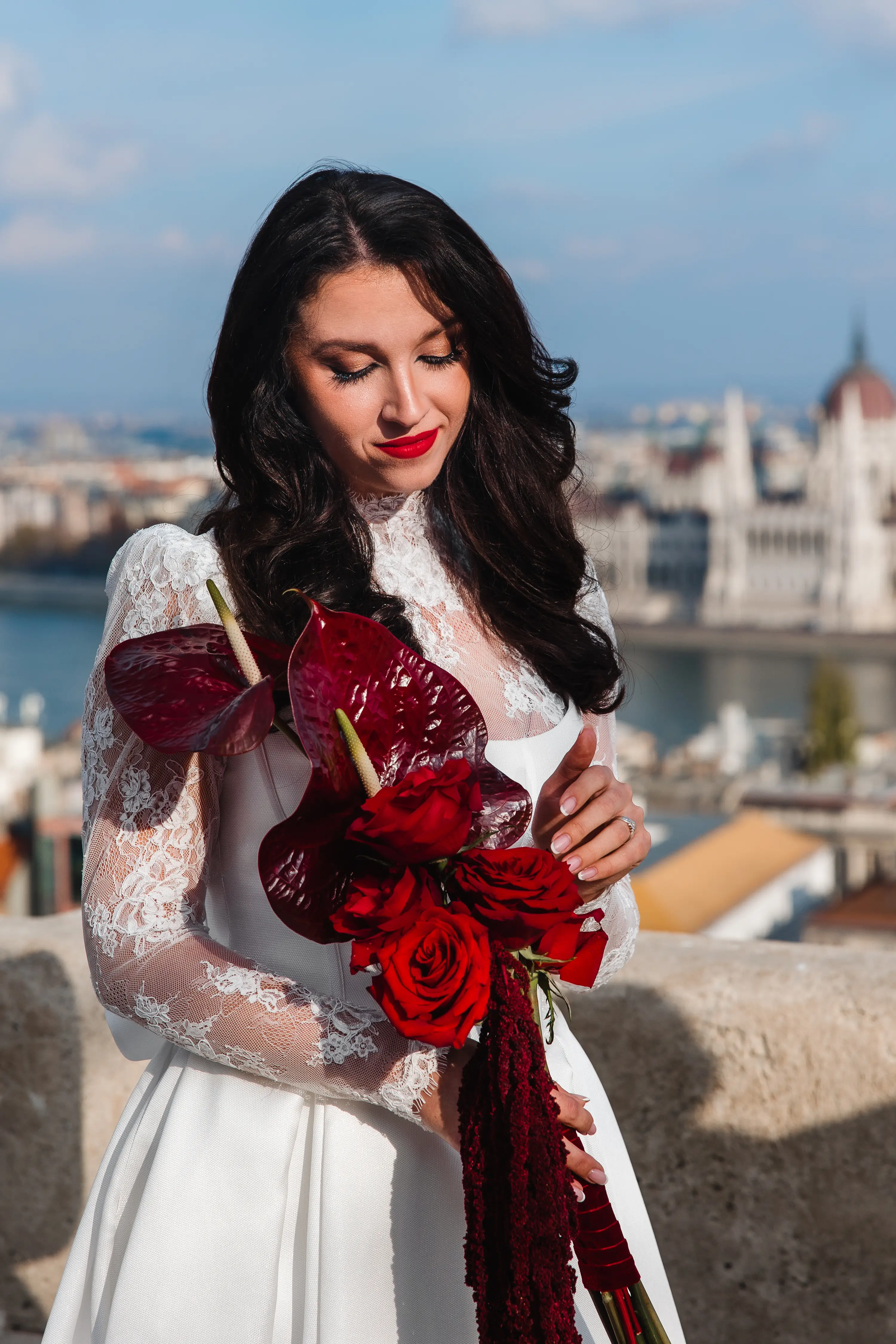 Egy elegáns menyasszonyi ruha részletesen kidolgozott csipkével és finom szatén anyaggal, készen áll a nagy napra