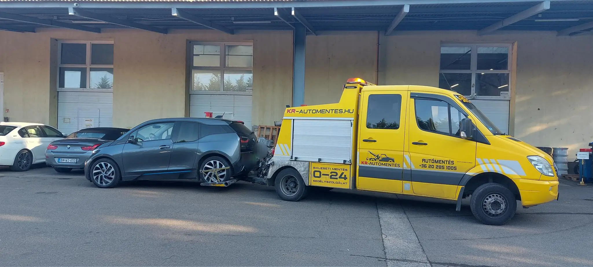 Autómentő szolgálat Solymár térségében egy szervizautóval készenlétben a baleseti vagy műszaki hibás járművek mentésére
